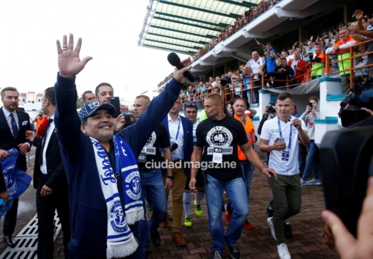 Diego Maradona viajó a Bielorrusia para asumir la presidencia del Dynamo Brest y fue recibido por una multitud