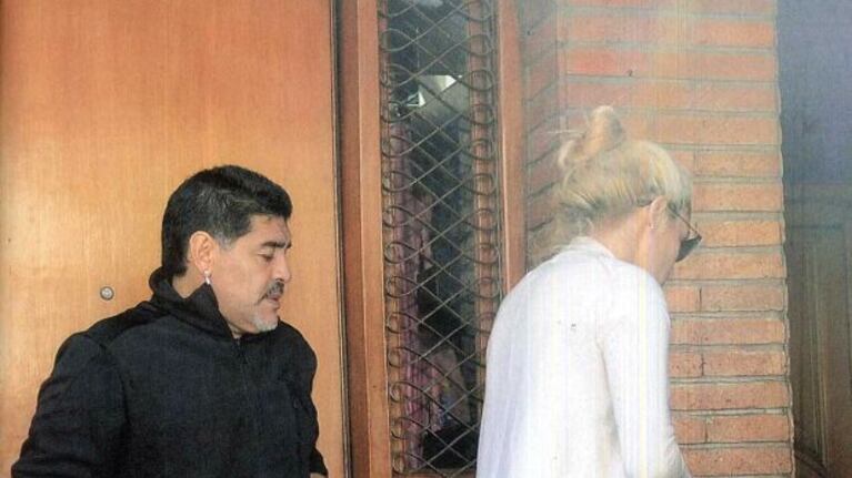 Diego Maradona y Rocío Oliva en la casa de Don Diego. (Foto: revista Caras)