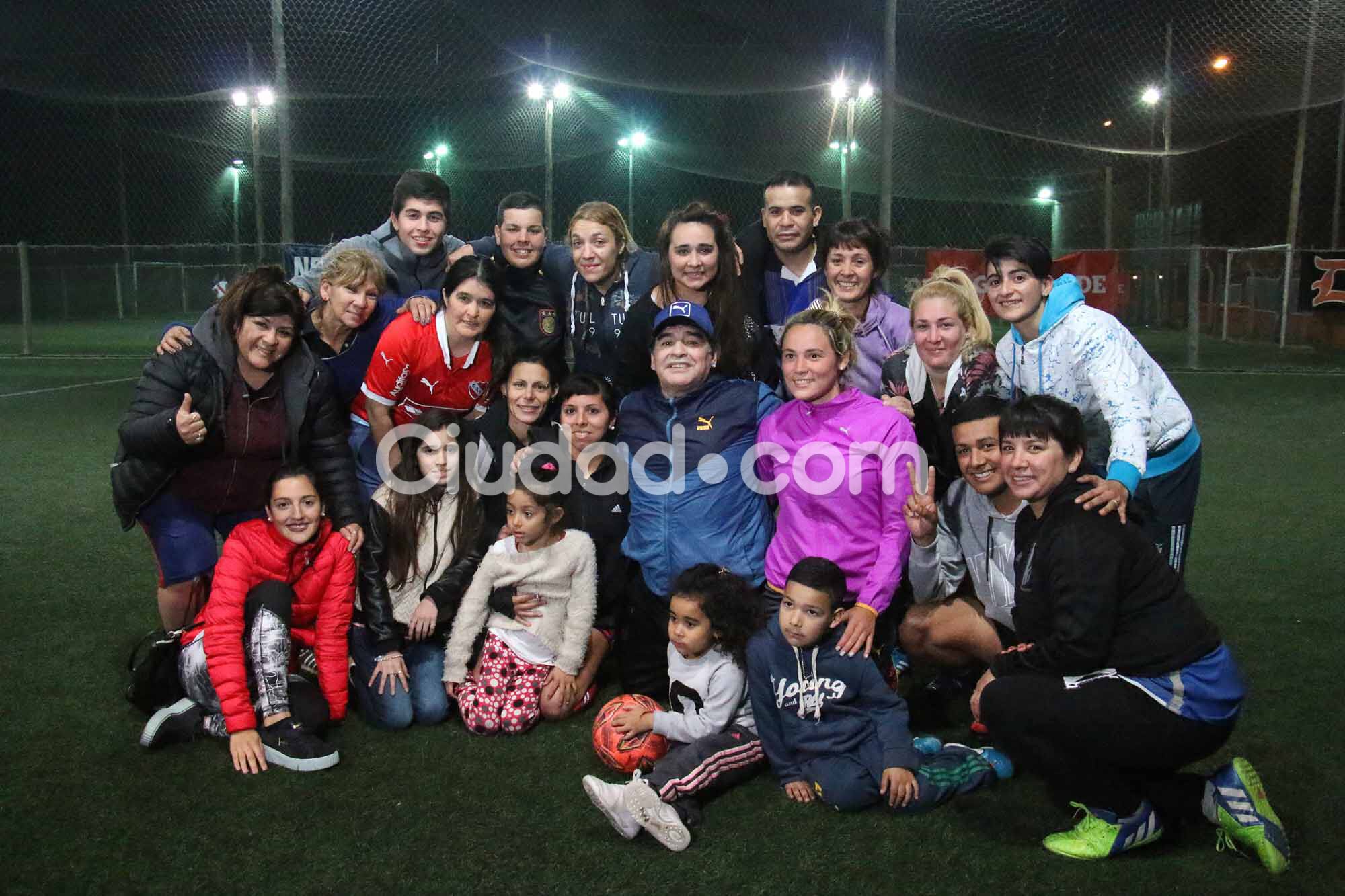 Diego Maradona y Rocío Oliva, enamorados en la cancha (Fotos: Movilpress).