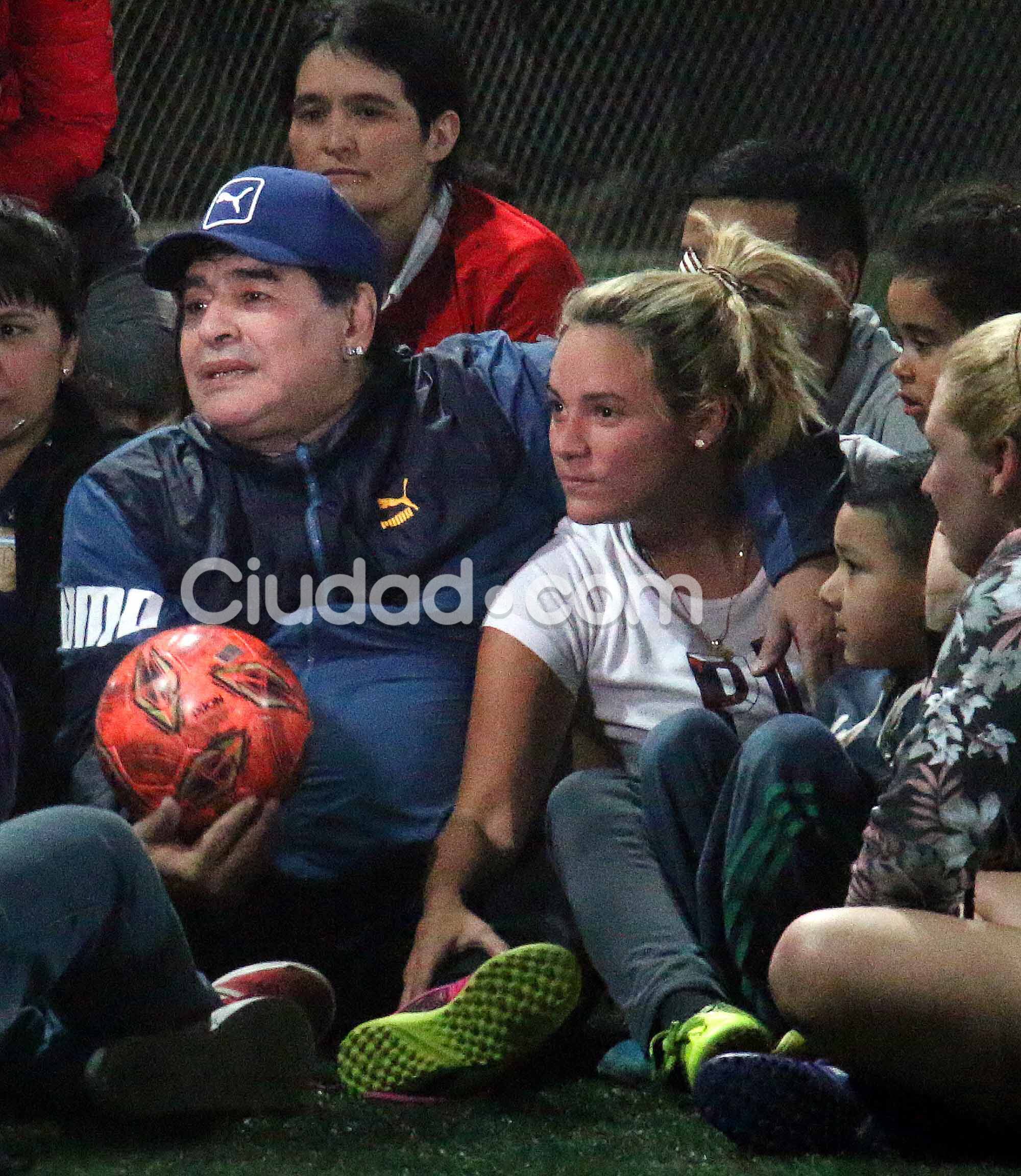 Diego Maradona y Rocío Oliva, enamorados en la cancha (Fotos: Movilpress).
