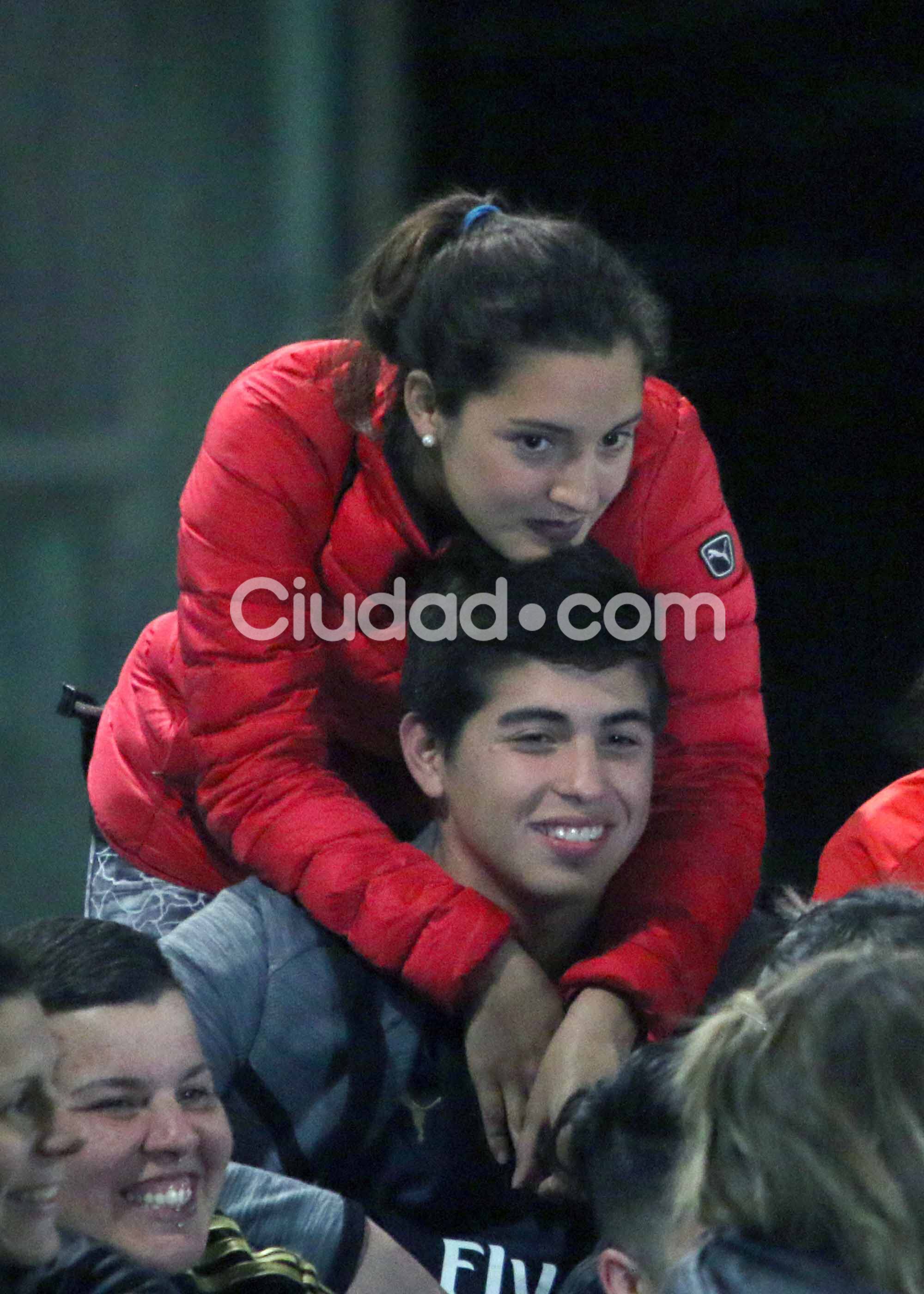 Diego Maradona y Rocío Oliva, enamorados en la cancha (Fotos: Movilpress).