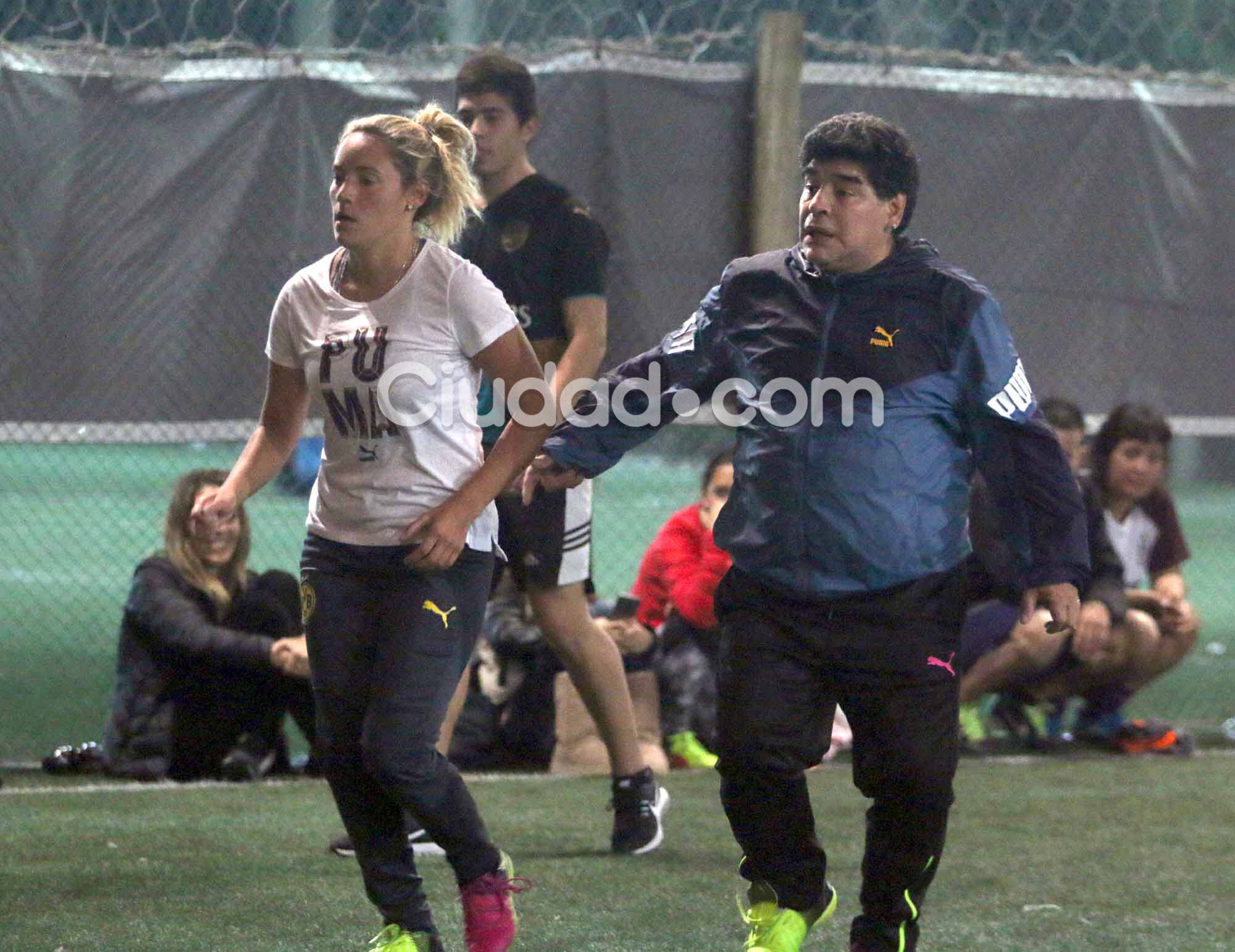 Diego Maradona y Rocío Oliva, enamorados en la cancha (Fotos: Movilpress).