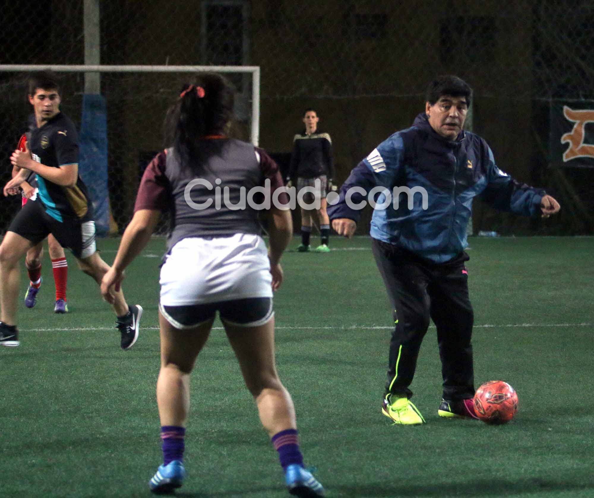 Diego Maradona y Rocío Oliva, enamorados en la cancha (Fotos: Movilpress).