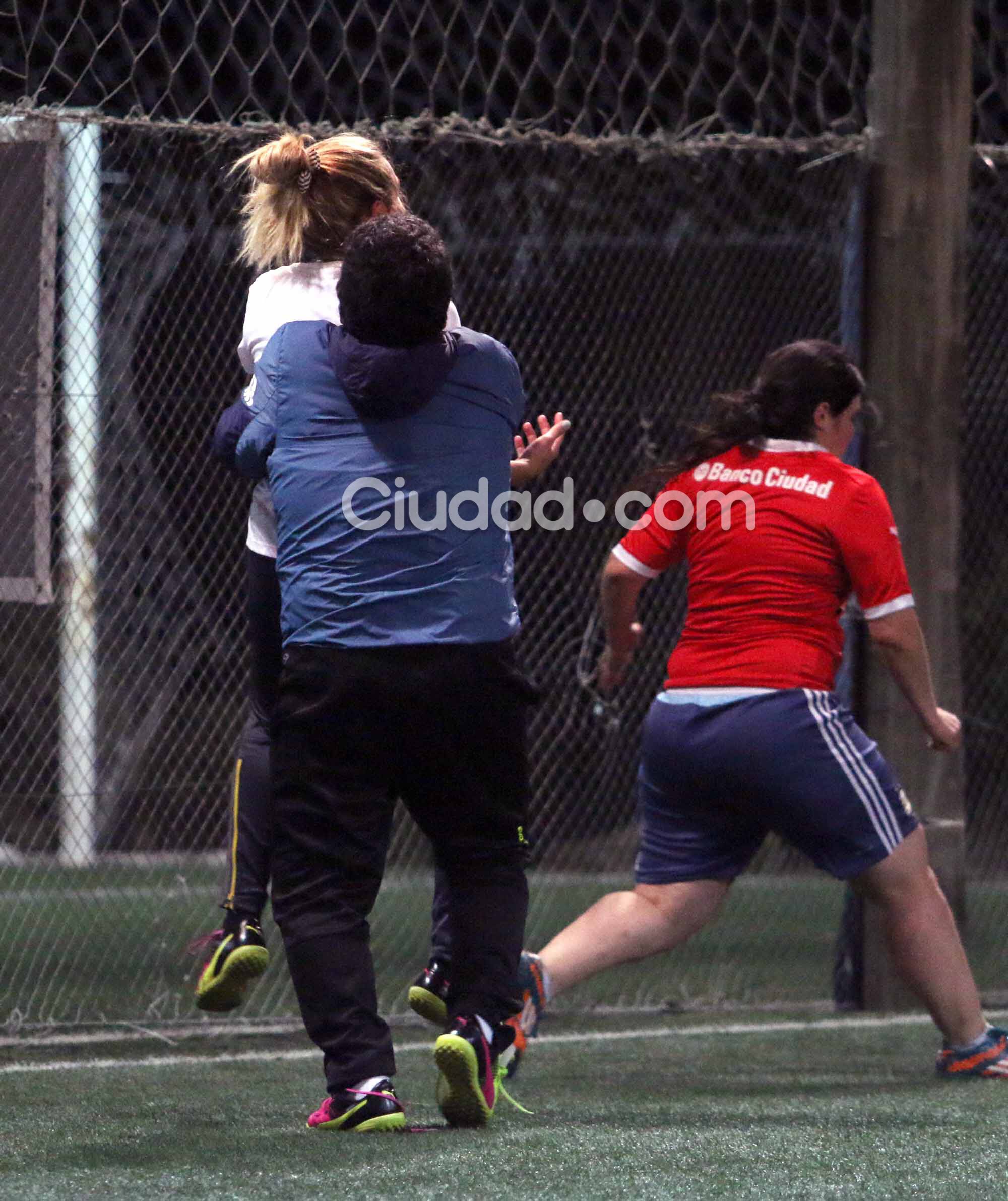 Diego Maradona y Rocío Oliva, enamorados en la cancha (Fotos: Movilpress).
