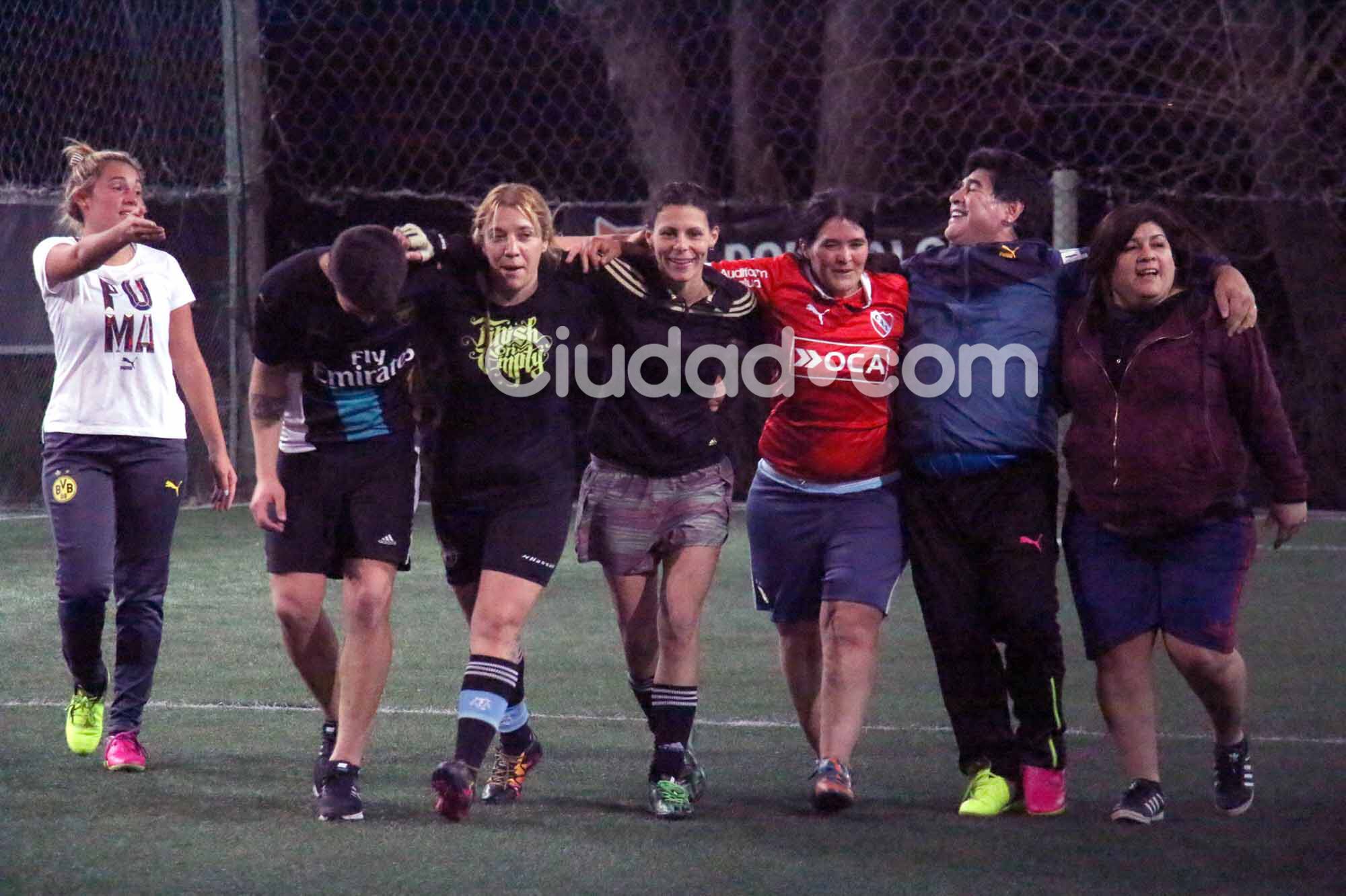 Diego Maradona y Rocío Oliva, enamorados en la cancha (Fotos: Movilpress).