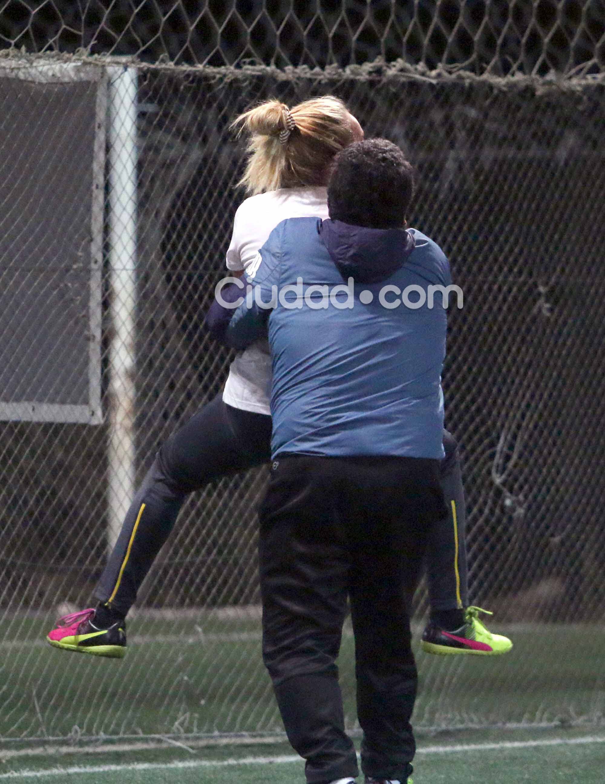 Diego Maradona y Rocío Oliva, enamorados en la cancha (Fotos: Movilpress).