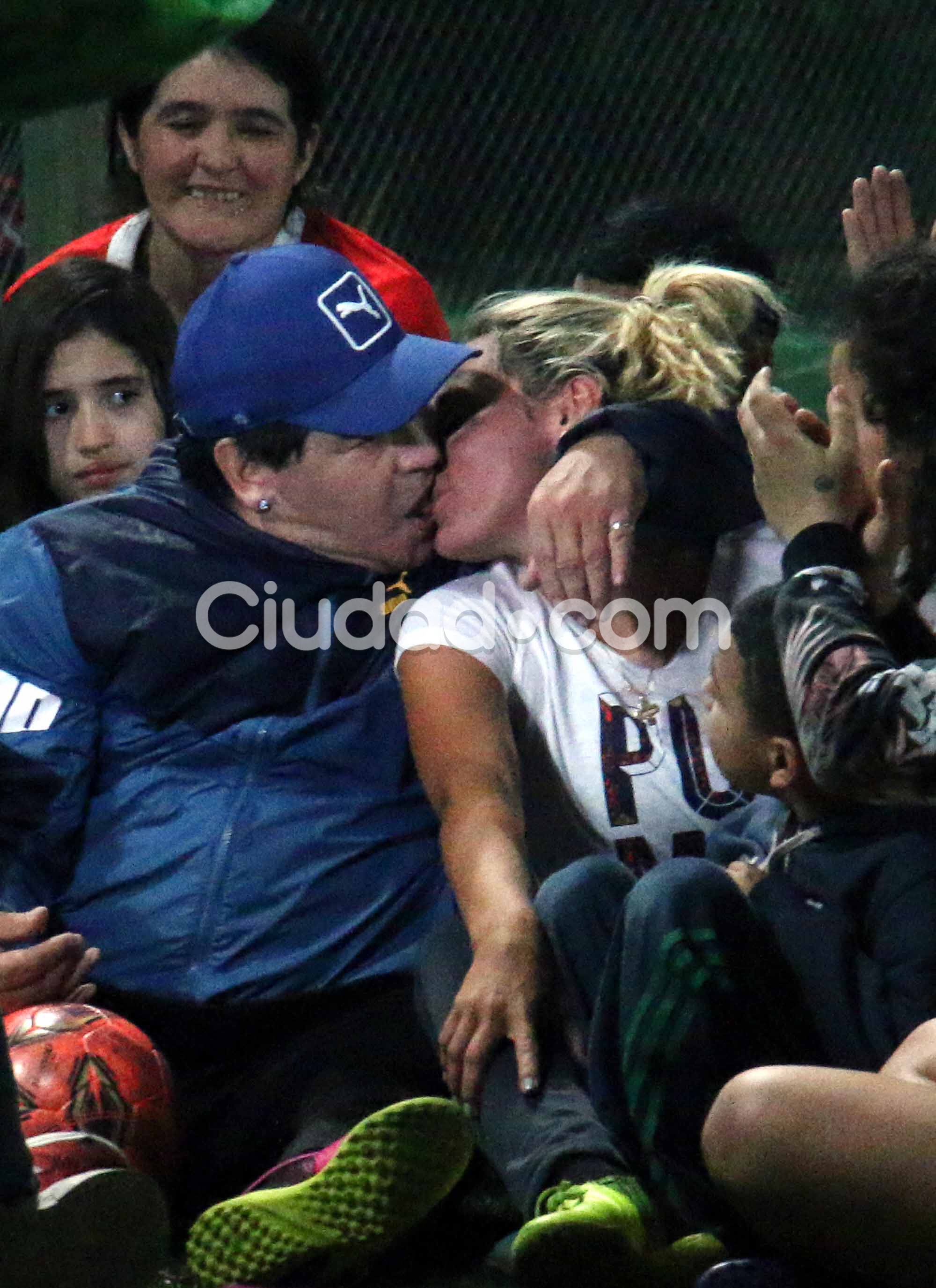 Diego Maradona y Rocío Oliva, enamorados en la cancha (Fotos: Movilpress).
