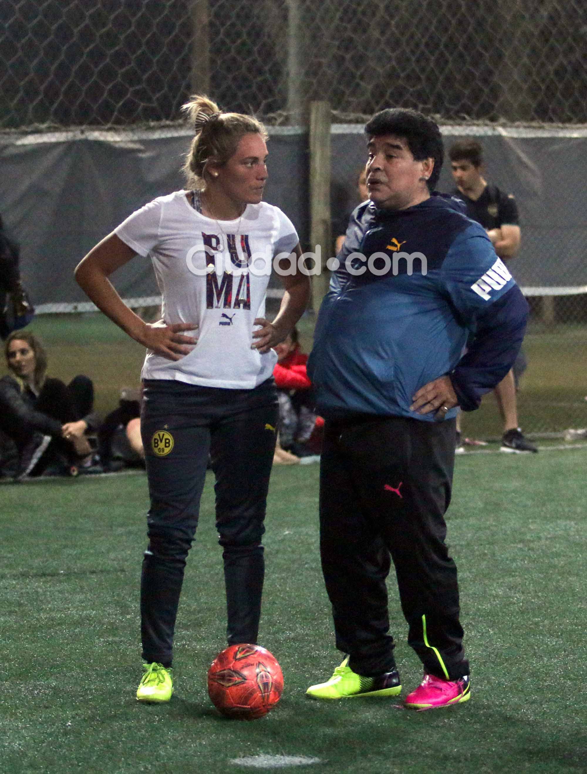 Diego Maradona y Rocío Oliva, enamorados en la cancha (Fotos: Movilpress).