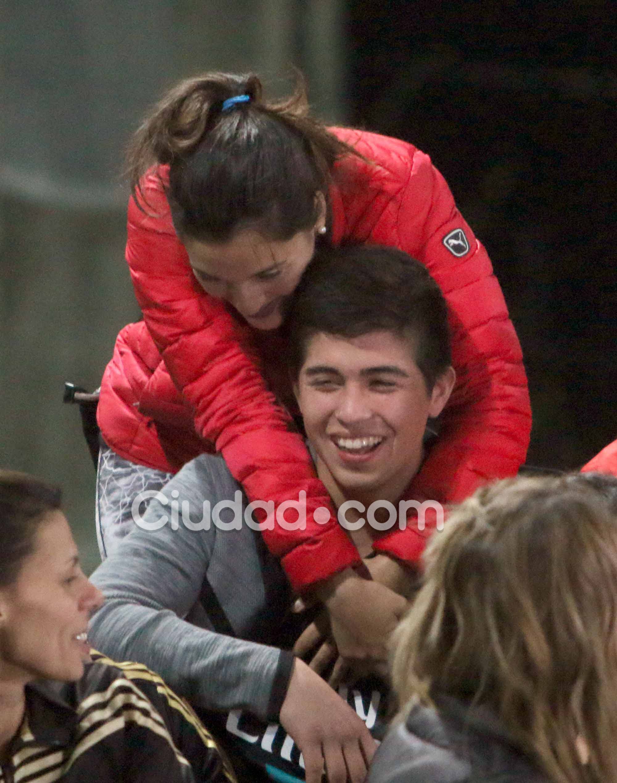 Diego Maradona y Rocío Oliva, enamorados en la cancha (Fotos: Movilpress).