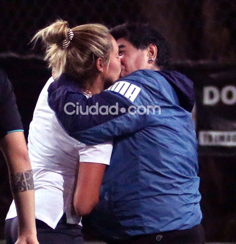 Diego Maradona y Rocío Oliva, enamorados en la cancha (Fotos: Movilpress).