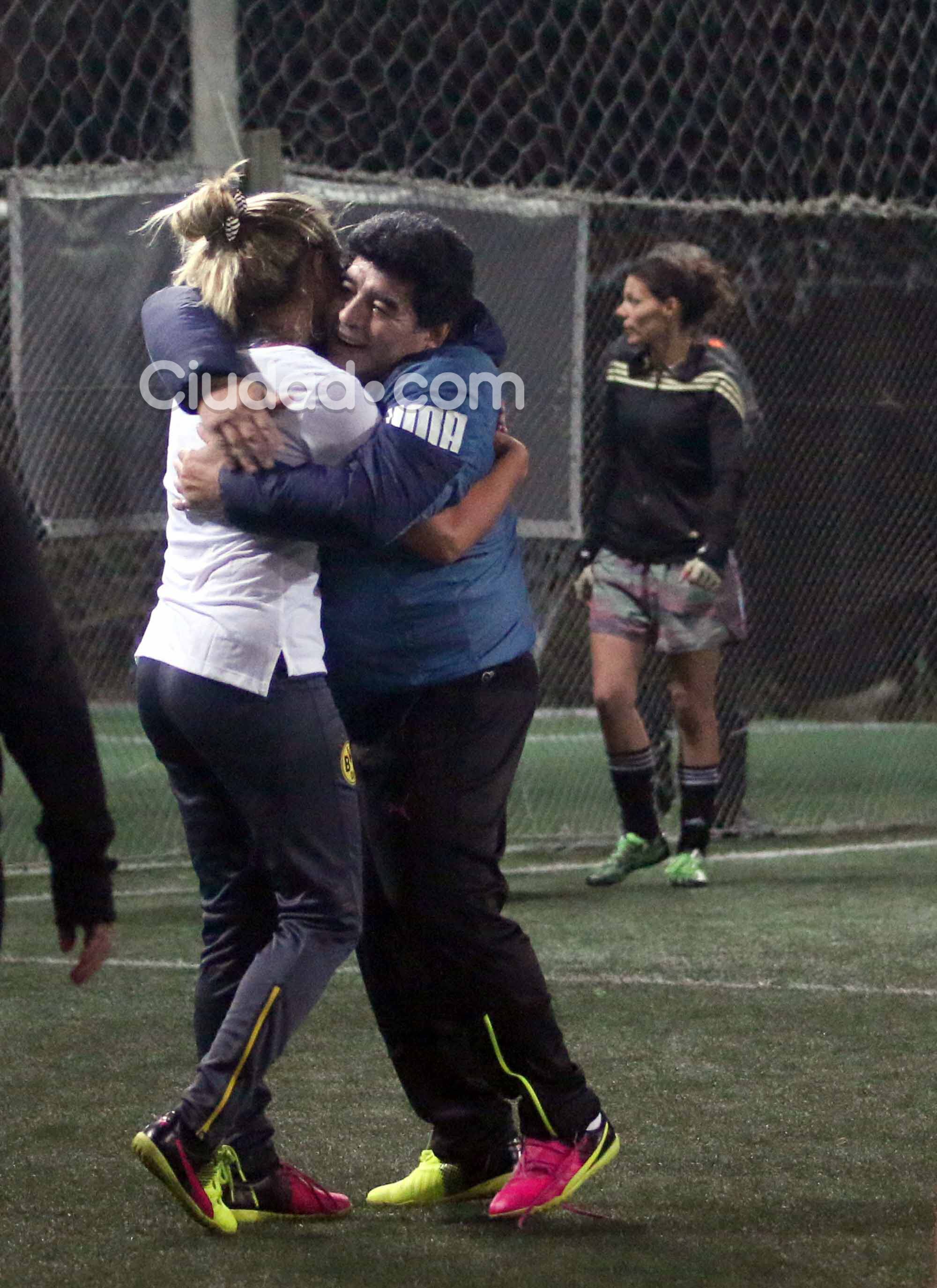 Diego Maradona y Rocío Oliva, enamorados en la cancha (Fotos: Movilpress).
