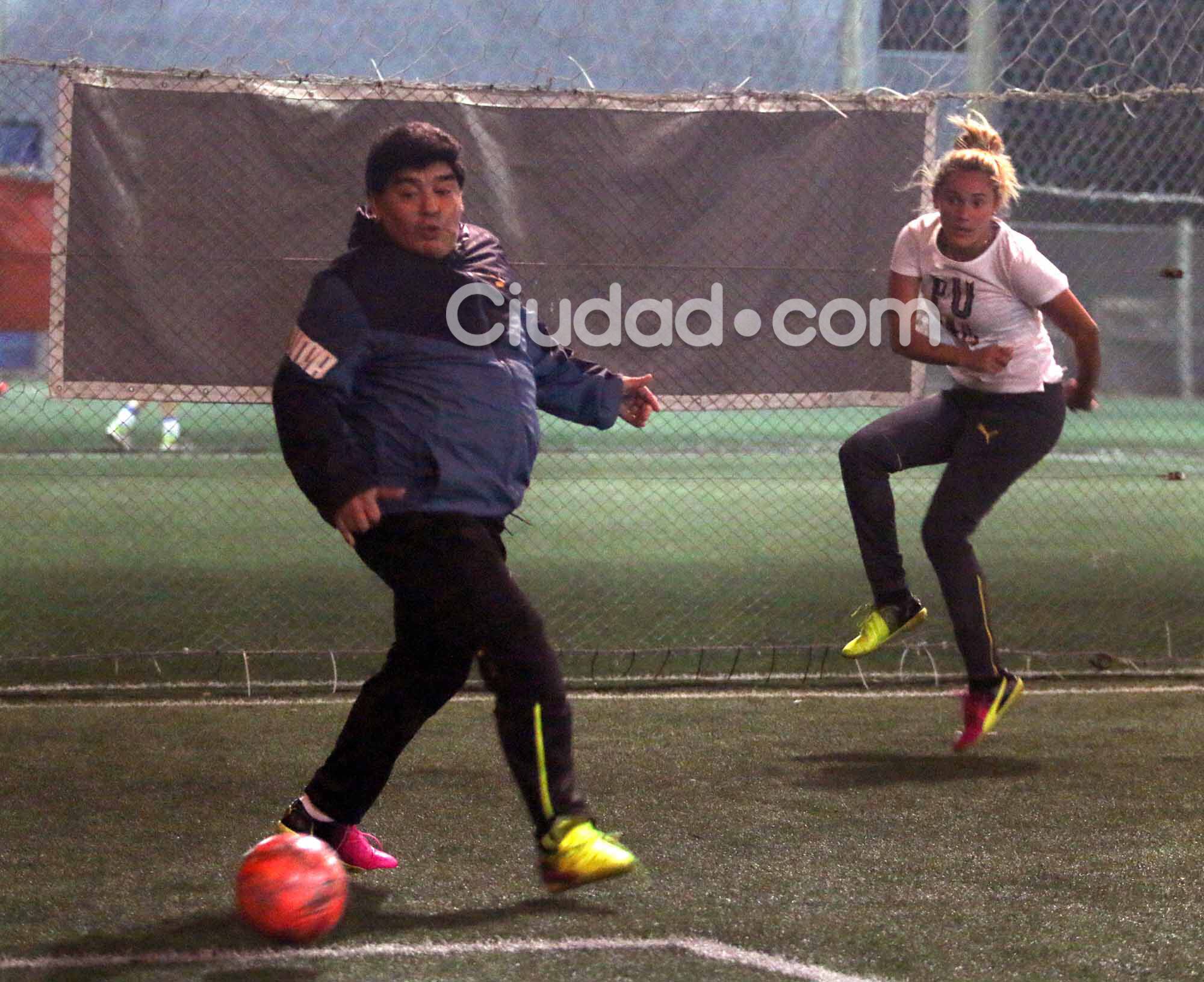 Diego Maradona y Rocío Oliva, enamorados en la cancha (Fotos: Movilpress).