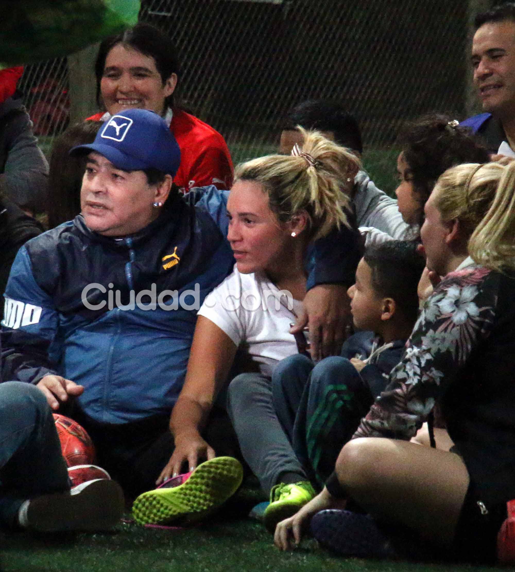 Diego Maradona y Rocío Oliva, enamorados en la cancha (Fotos: Movilpress).