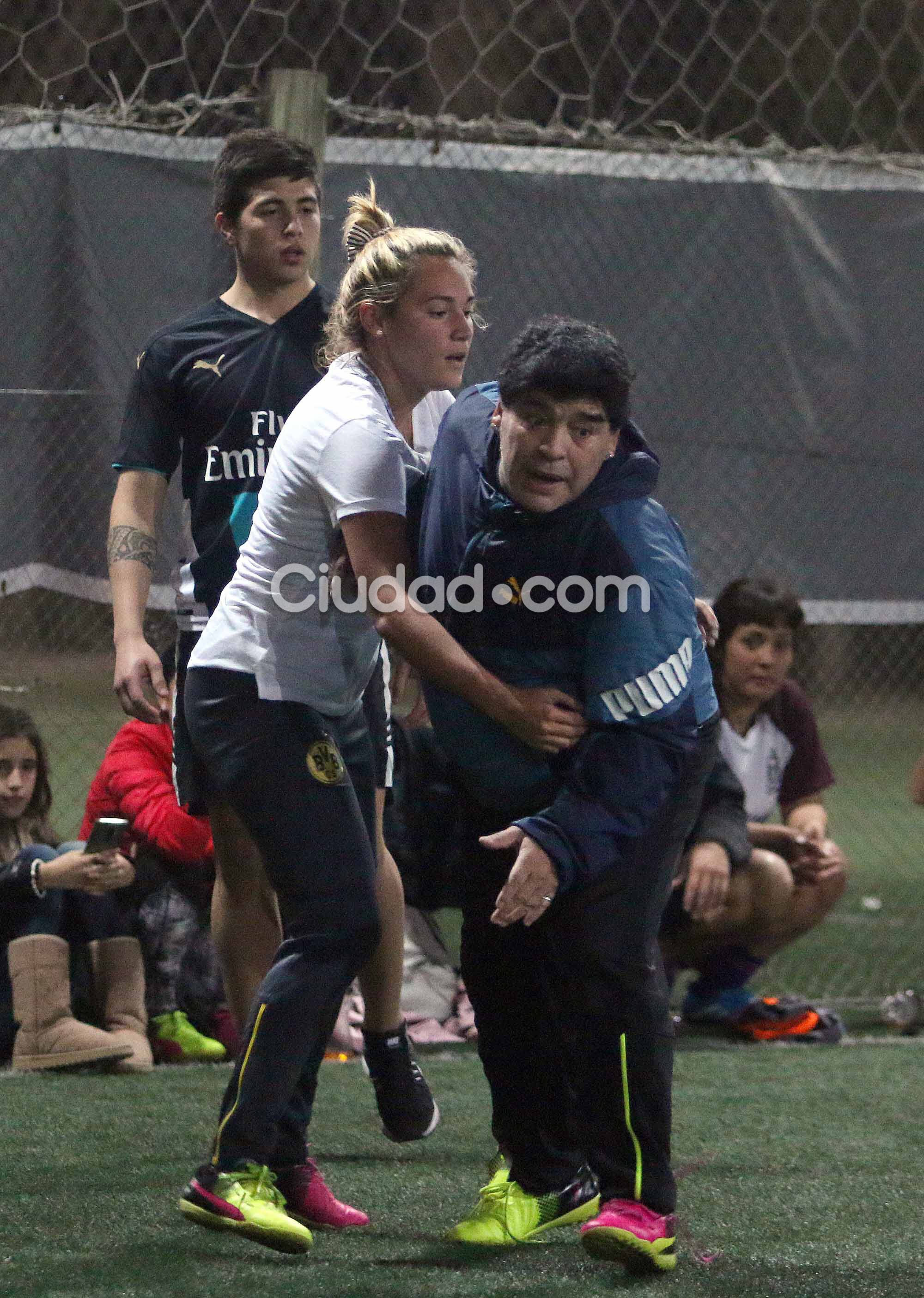 Diego Maradona y Rocío Oliva, enamorados en la cancha (Fotos: Movilpress).