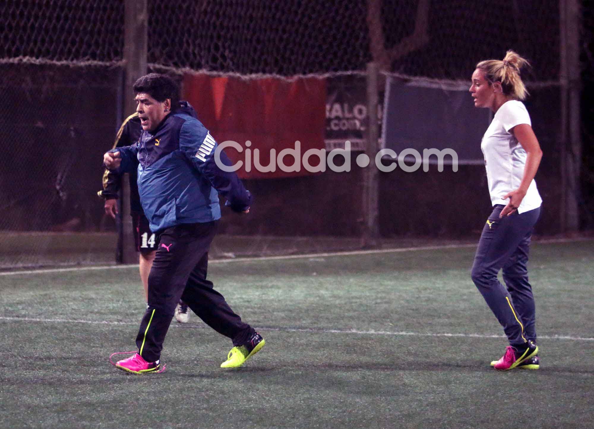 Diego Maradona y Rocío Oliva, enamorados en la cancha (Fotos: Movilpress).
