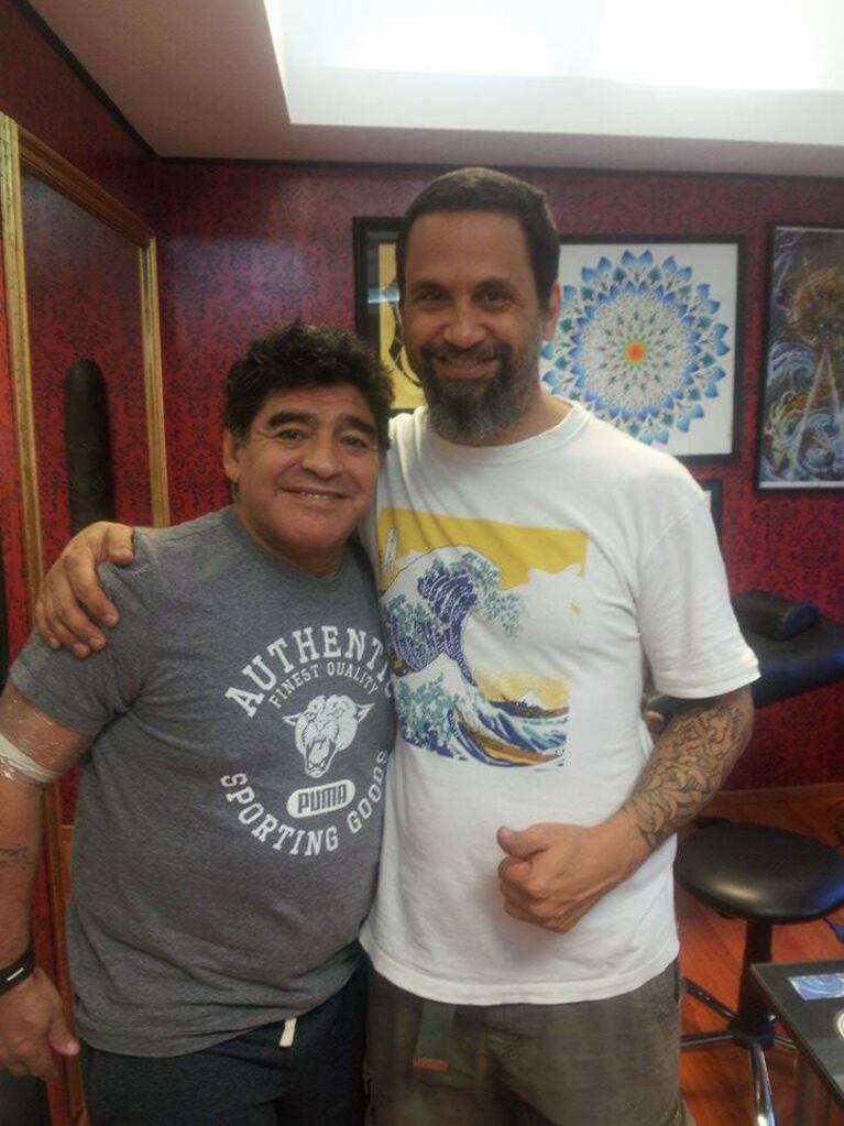 Diego Maradona y su sesión de tatuaje más polémica (Fotos: Facebook). 