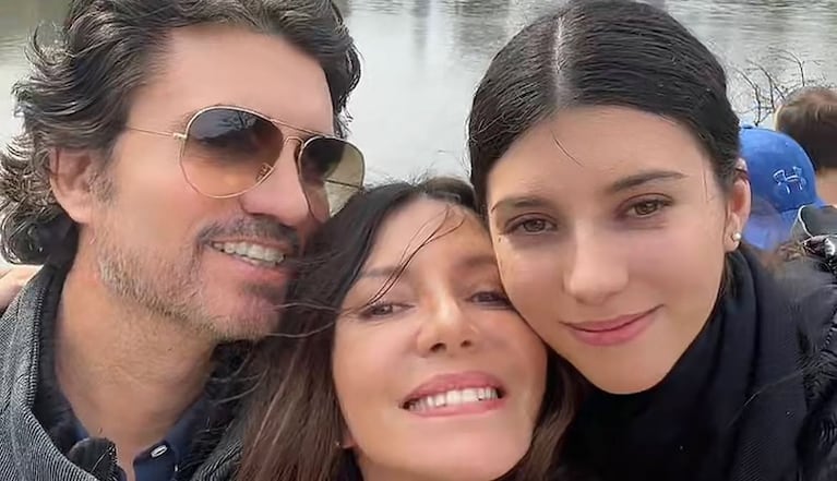 Diego Olivera, Mónica Ayos y su hija Victoria. (Foto: @vickydoll22)