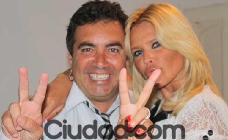 Diego Pérez y Nazarena Vélez en el backstage de Los Grimaldi.