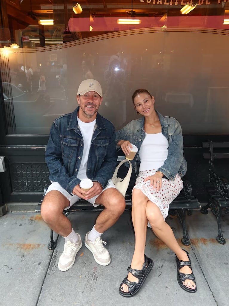 Diego Simeone y Carla Pereyra sonríen mientras optaron por unos días de relax