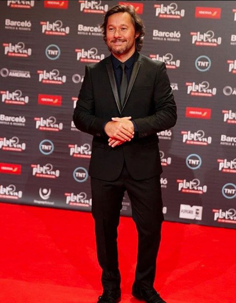 Diego Torres, de total black, cantó en la entrega (Foto: Instagram).   