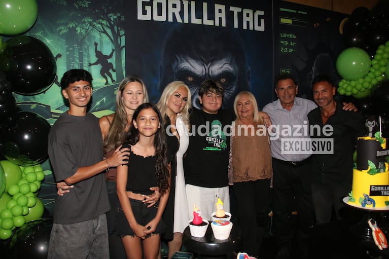 Dieguito Maradona con su abuela, tíos y primos maternos. (Foto: @Movilpress)