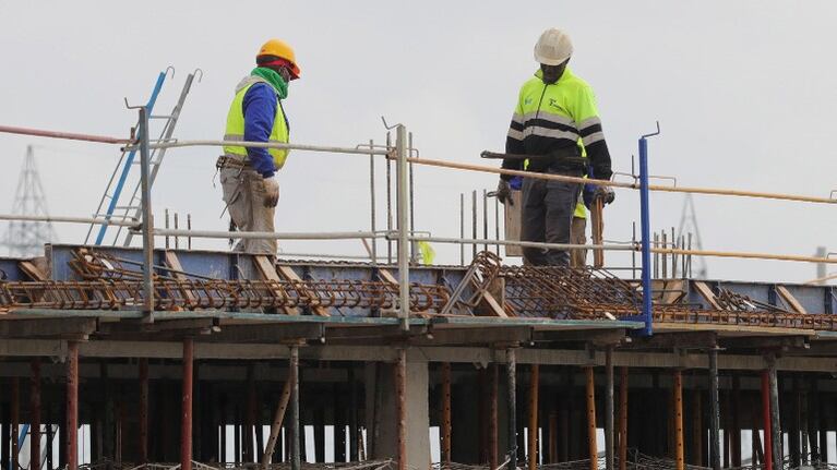 Difunden los protocolos para la vuelta a la gastronomía al aire libre y la construcción privada. Foto: EFE.