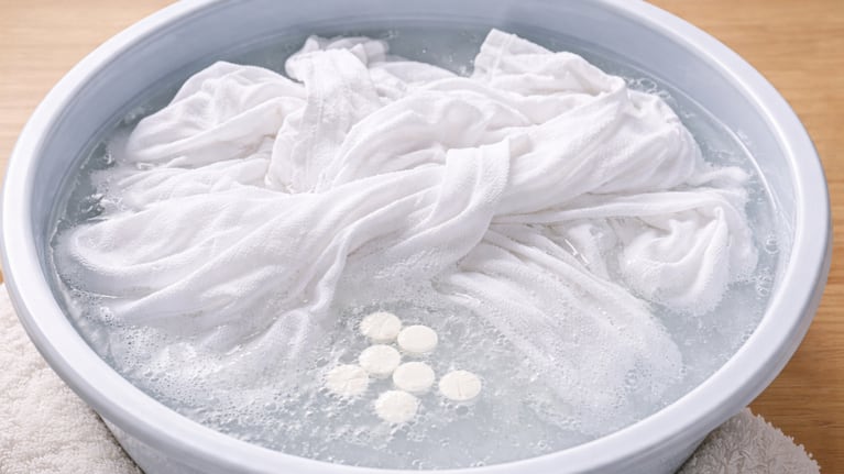 Diluir aspirinas con agua, un truco casero para aplicar en la ropa blanca. Foto: Freepik
