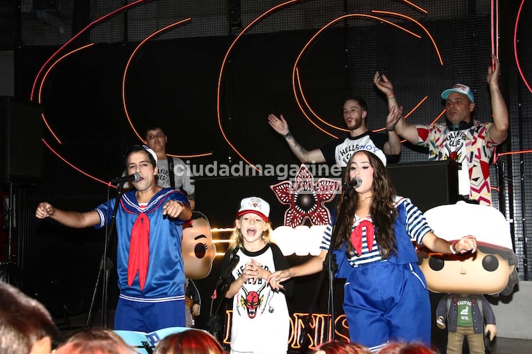 Dionisio Mendoza disfrutó su cumpleaños de Stranger Things cantando para los presentes (Foto: Movilpress)