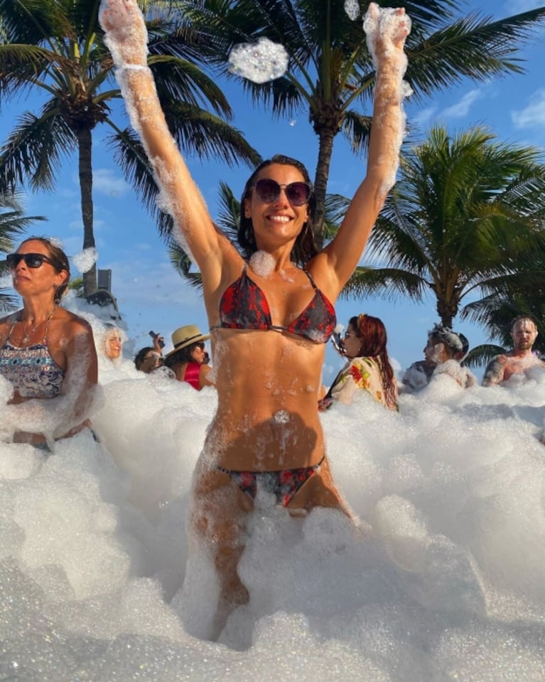 ¡Diosa con burbujas! Las fotos de Pampita, súper sexy en una fiesta de la espuma en plena Riviera Maya