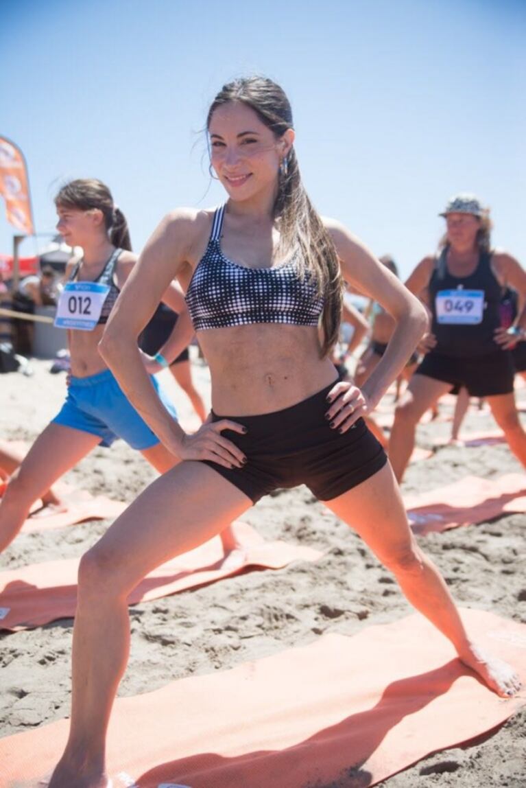 ¡Diosa en acción! La clase de yoga playera de Magui Bravi en Mar del Plata