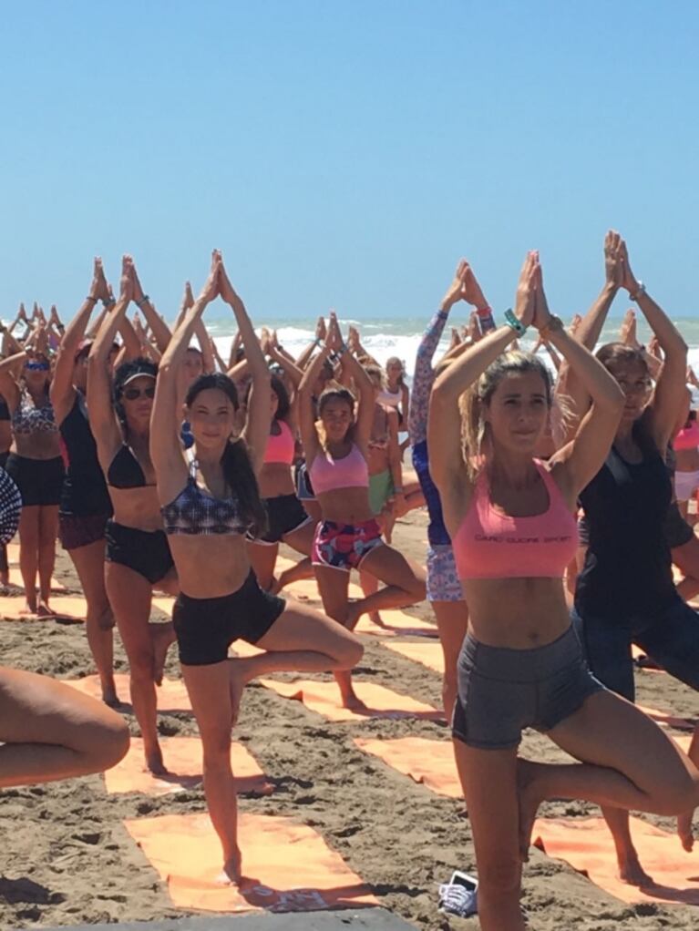 ¡Diosa en acción! La clase de yoga playera de Magui Bravi en Mar del Plata