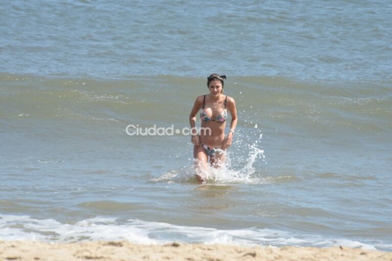 ¡Diosa soltera! Candela Ruggeri lució su lomazo en Punta del Este: chapuzón, sol y relax