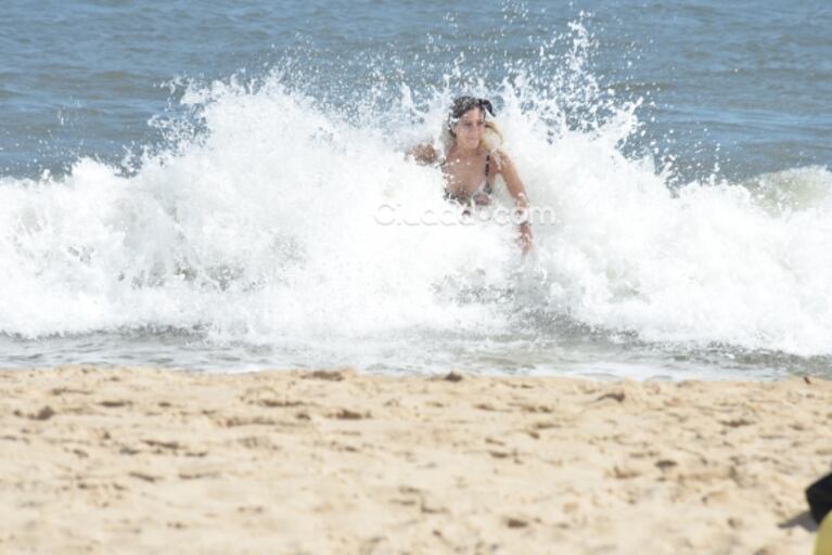 ¡Diosa soltera! Candela Ruggeri lució su lomazo en Punta del Este: chapuzón, sol y relax