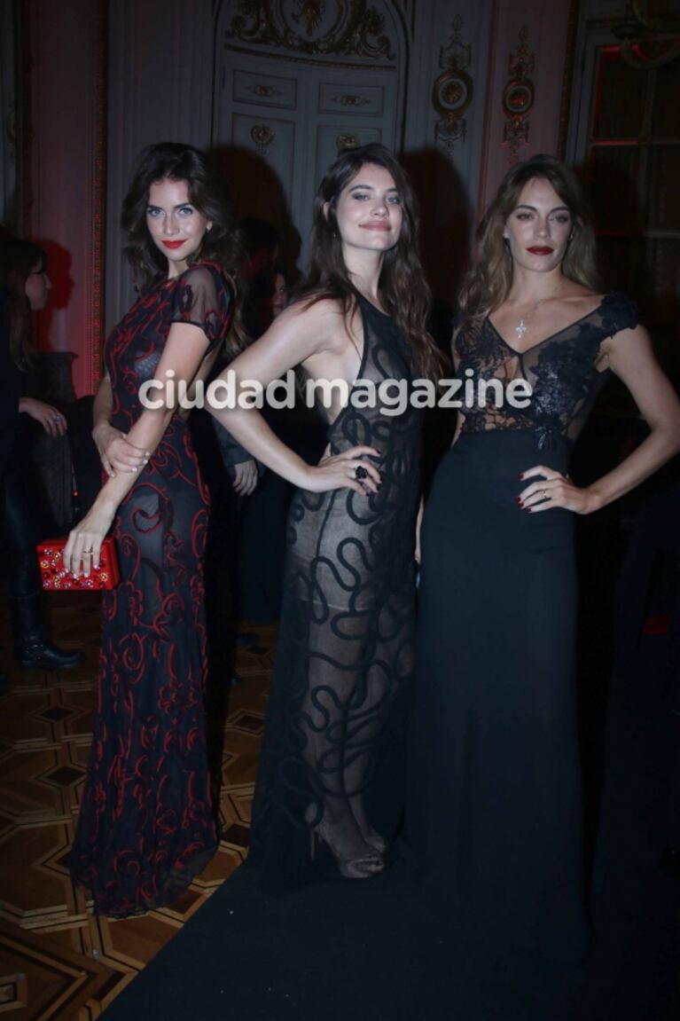 Diosas y galanes en un evento top: mirá las transparencias y elegancia en la alfombra roja