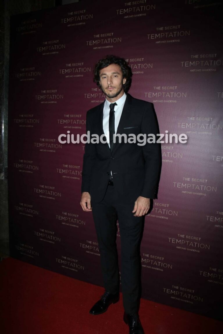Diosas y galanes en un evento top: mirá las transparencias y elegancia en la alfombra roja