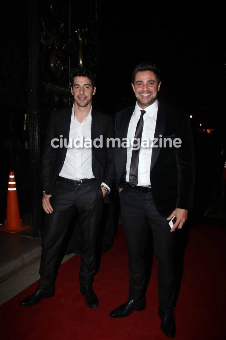 Diosas y galanes en un evento top: mirá las transparencias y elegancia en la alfombra roja