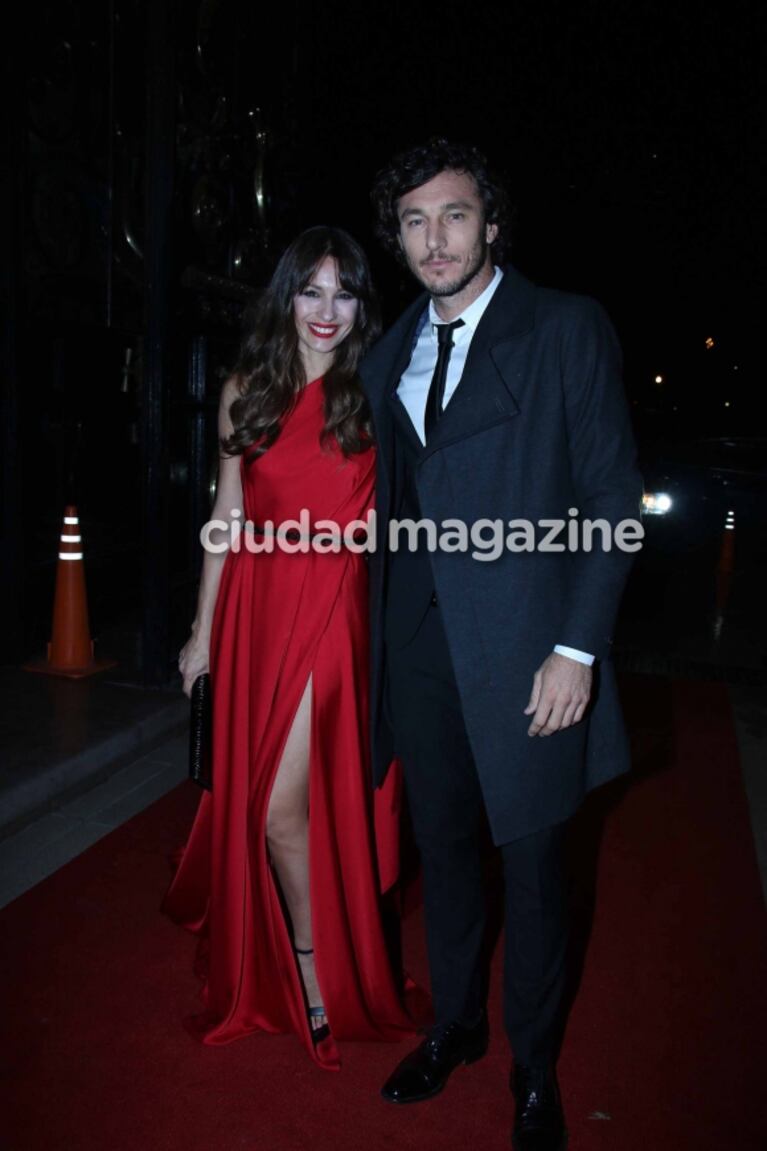 Diosas y galanes en un evento top: mirá las transparencias y elegancia en la alfombra roja