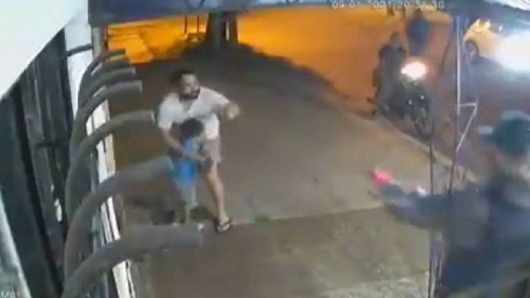 Disfrazados de policías, asaltan a un hombre que estaba con su hijo de 3 años