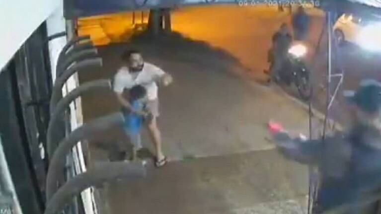 Disfrazados de policías, asaltan a un hombre que estaba con su hijo de 3 años