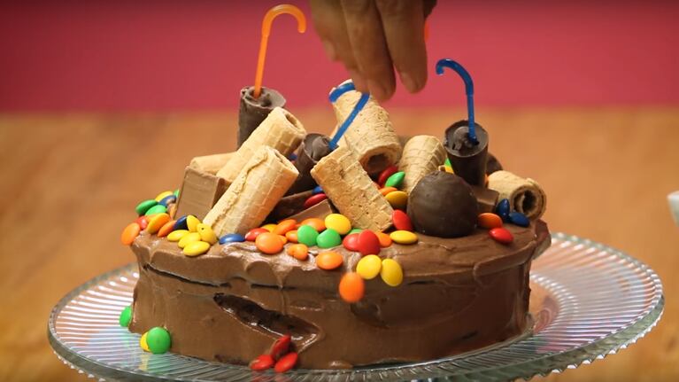 ¡Diversión y sabor en cada capa! La torta de golosinas que convierte cualquier ocasión en una fiesta dulce