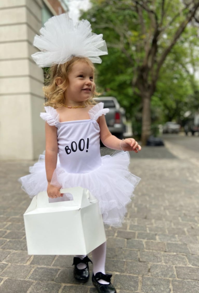 ¡Divinas! Pampita y su hija Ana García Moritán sorprendieron con hermosos looks de “novias”