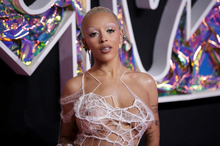 Doja Cat sorprendió con un vestido transparente con pezones a la vista. (Foto:  EFE/EPA/SARAH YENESEL)