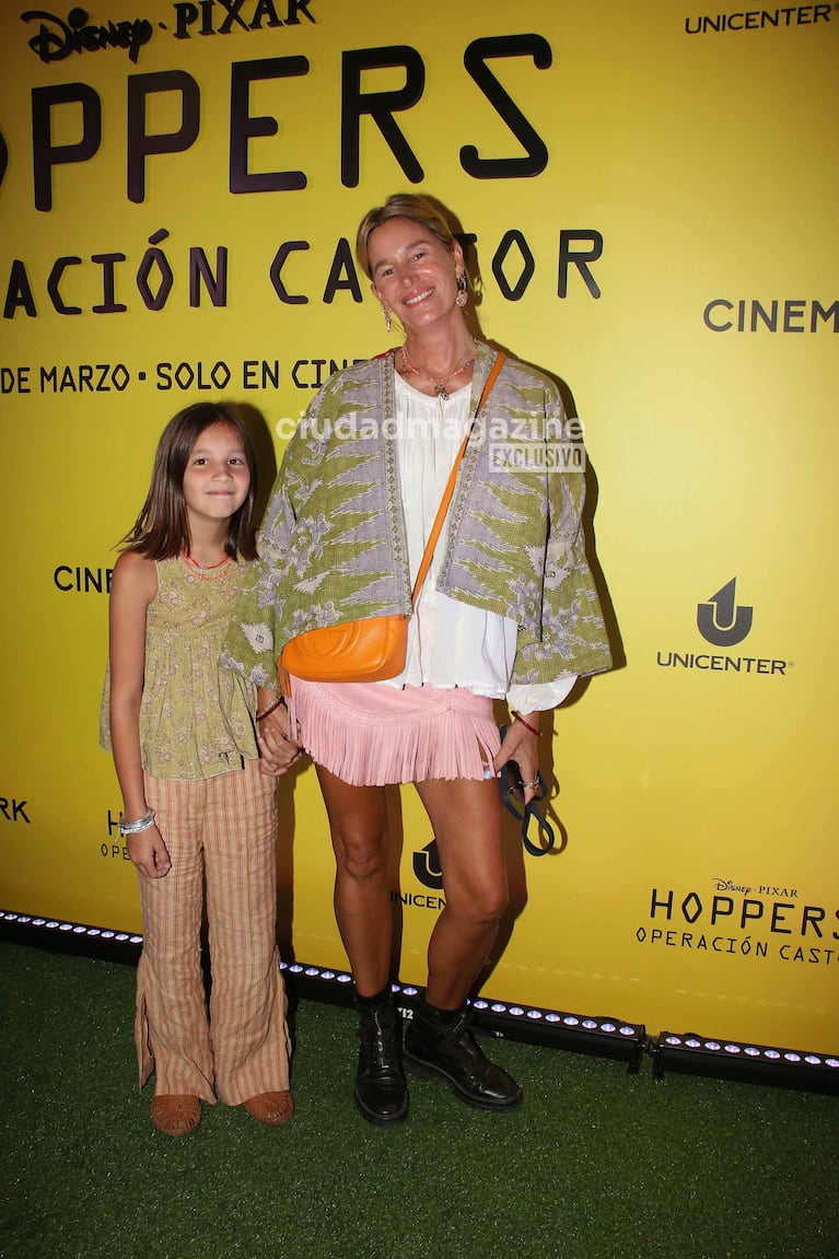 Dolores Barreiro y su hija en el estreno de Hoppers, operación castor (Foto: Movilpress).
