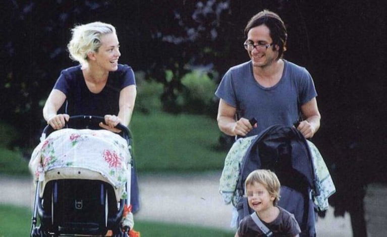 Dolores Fonzi, Gael, Lázaro y Libertad García Bernal, de paseo por Madrid. (Foto: ¡Hola! Argentina).