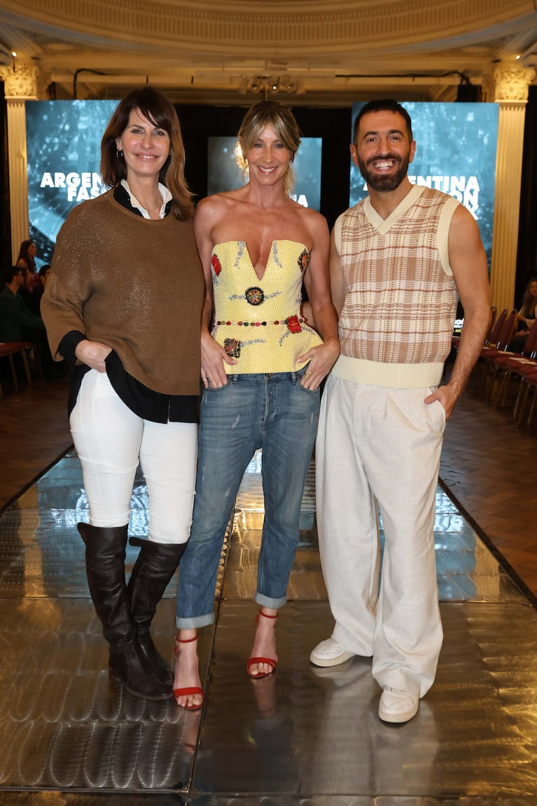 Dolores Moreno y Soledad Solaro en el desfile de Benito Fernández por sus 40 años en la moda (Foto: Prensa).