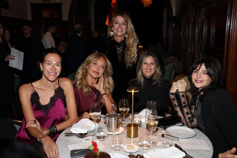 Dolores Trull, Pamela Saguier Marcuzzi, Andrea Tucu martinez, Gloria Smith Estrada y Sandra Hillar en la cena solidaria de Fundación Huésped