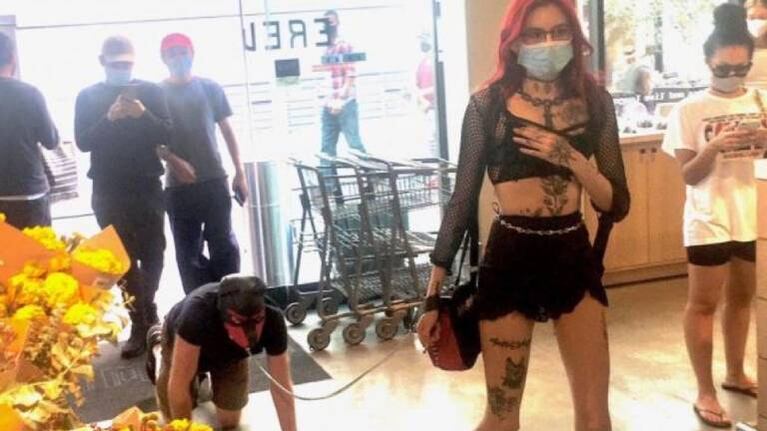 Dominatrix pasea a un hombre con correa en un supermercado y abre el debate