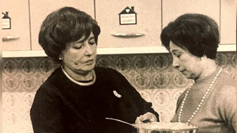 Doña Petrona y Juanita, su histórica asistente de cocina. Foto: Instagram @dona_petrona_c.de_gandulfo.