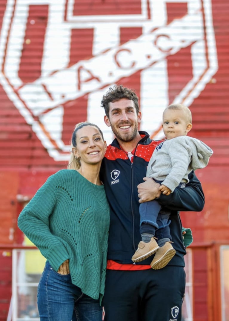 Donatello, el hijo de Noelia Marzol y Ramiro Arias, visitó a su papá en la cancha: "Haciendo el aguante"