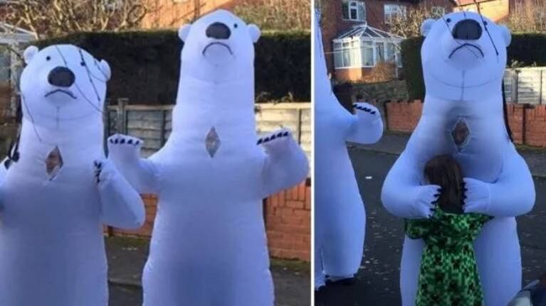 Dos abuelos logran abrazar a sus nietos tras el aislamiento vestidos con disfraces de osos